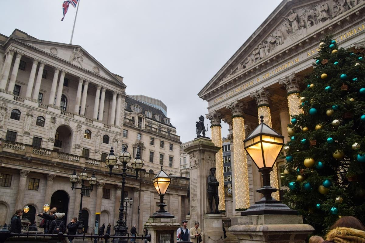 ftse-100-live:-stocks-fall-as-uk-economic-growth-slows