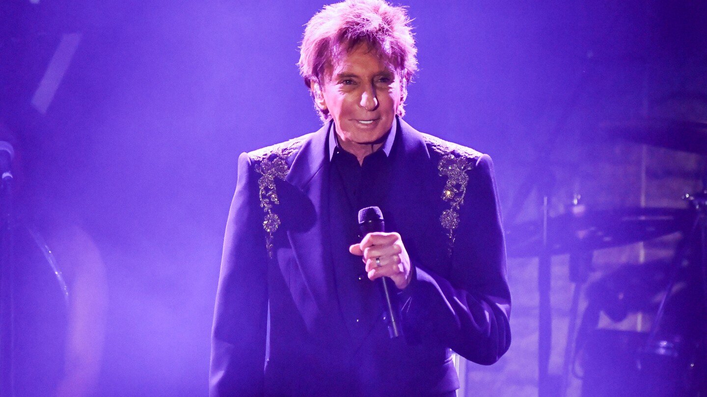 barry-manilow-to-have-surgery-for-early-stage-lung-cancer-and-postpones-january-concerts