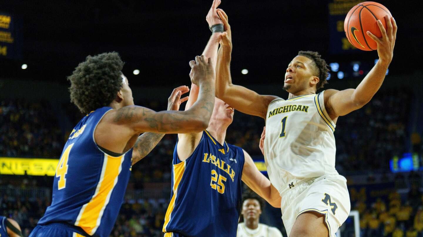 no-2-michigan-closing-gap-on-no.-1-arizona-in-ap-top-25,-duke-falls-out-of-top-five