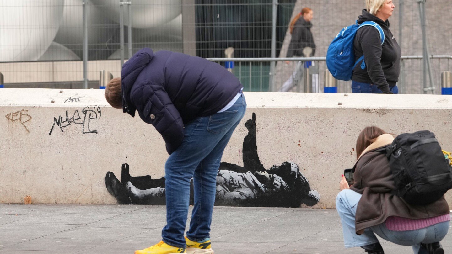 banksy-unveils-new-art-in-london-following-speculation-over-murals-depicting-stargazing-figures