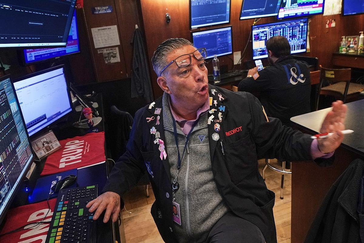 stock-market-today:-s&p-500,-nasdaq-tick-up,-dow-slips-after-us-gdp-growth-unexpectedly-accelerates