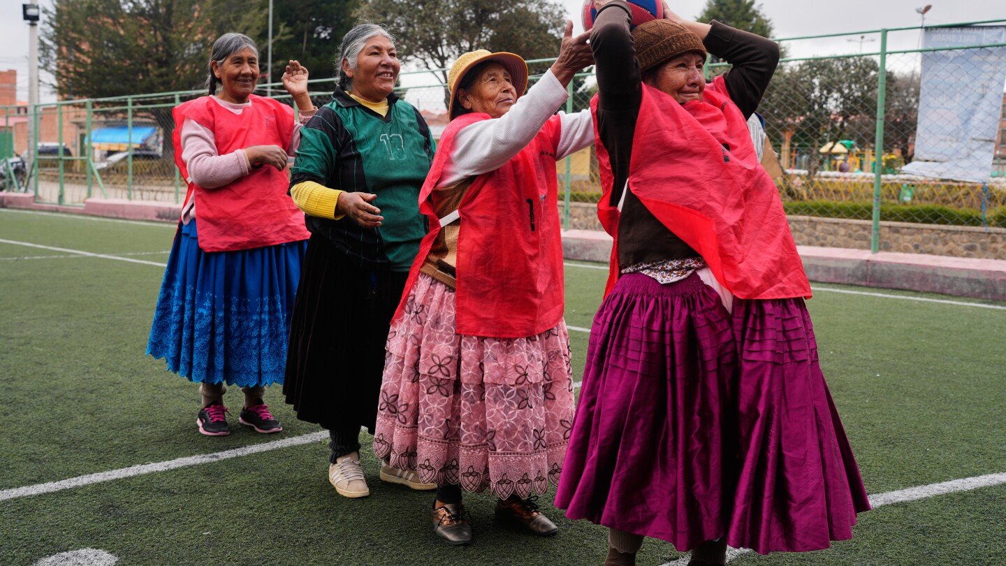 bolivian-indigenous-women-carry-history-and-pride-in-the-traditional-‘pollera’-skirt