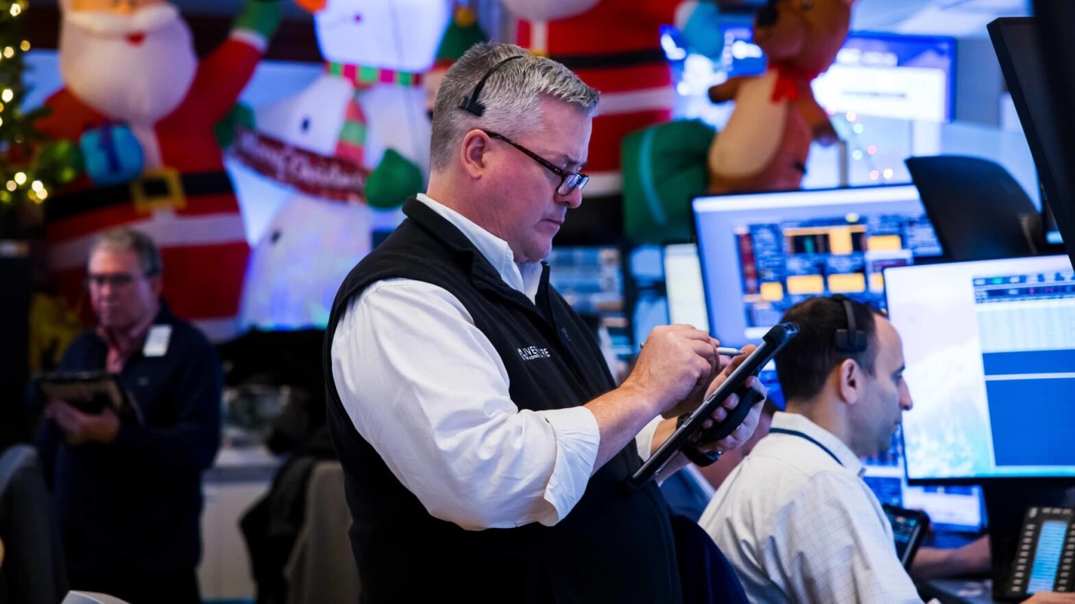 stock-futures-are-little-changed-after-s&p-500-posts-record-close:-live-updates