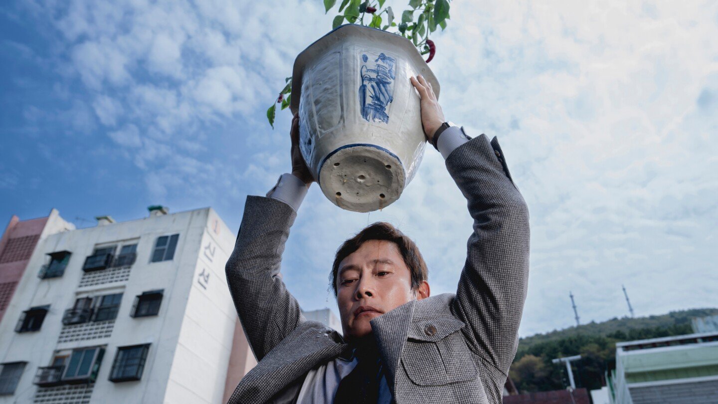 movie-review:-the-korean-satire-‘no-other-choice’-is-a-masterful-thriller-from-park-chan-wook