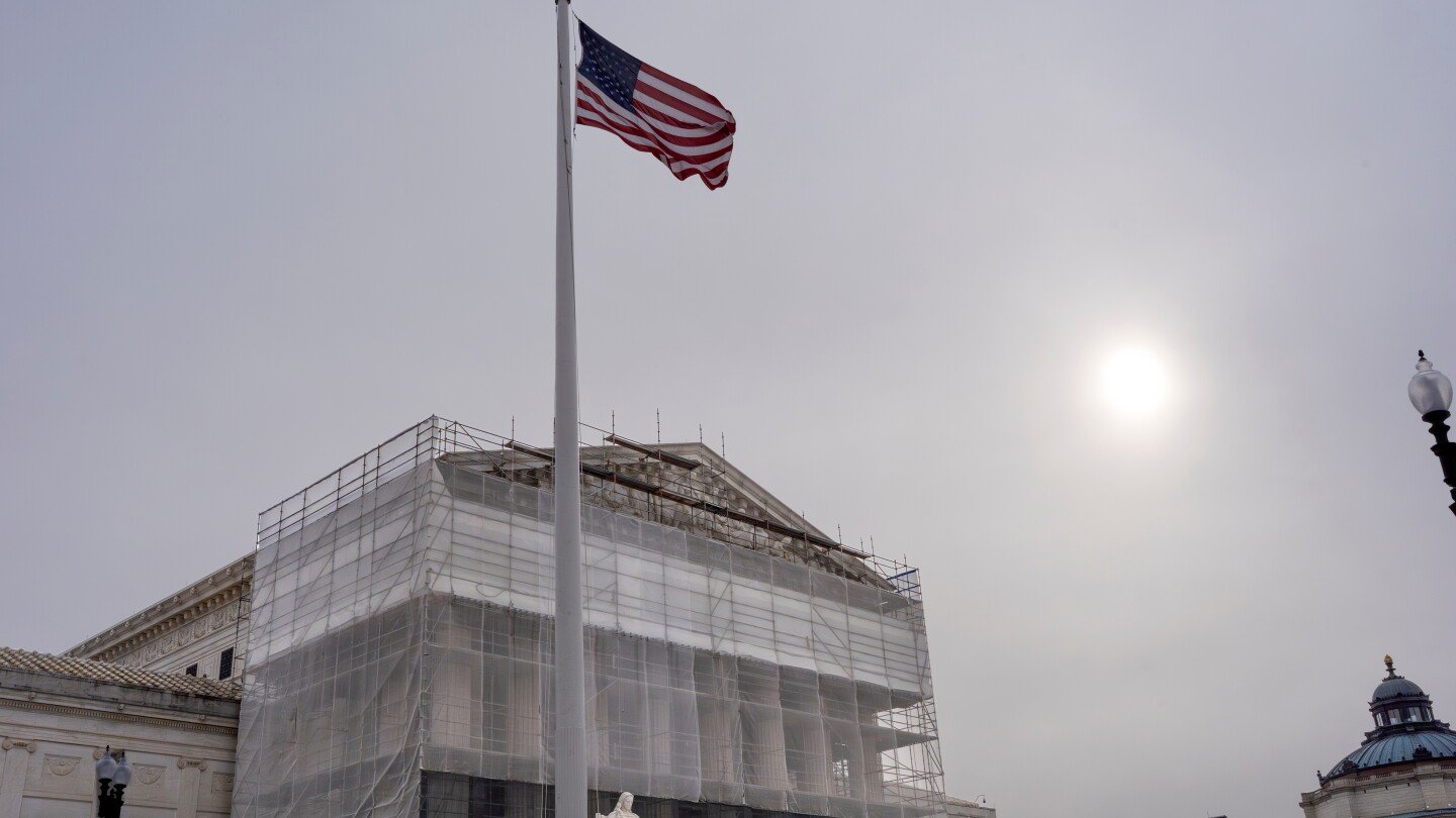 supreme-court-keeps-trump’s-national-guard-deployment-blocked-in-the-chicago-area,-for-now