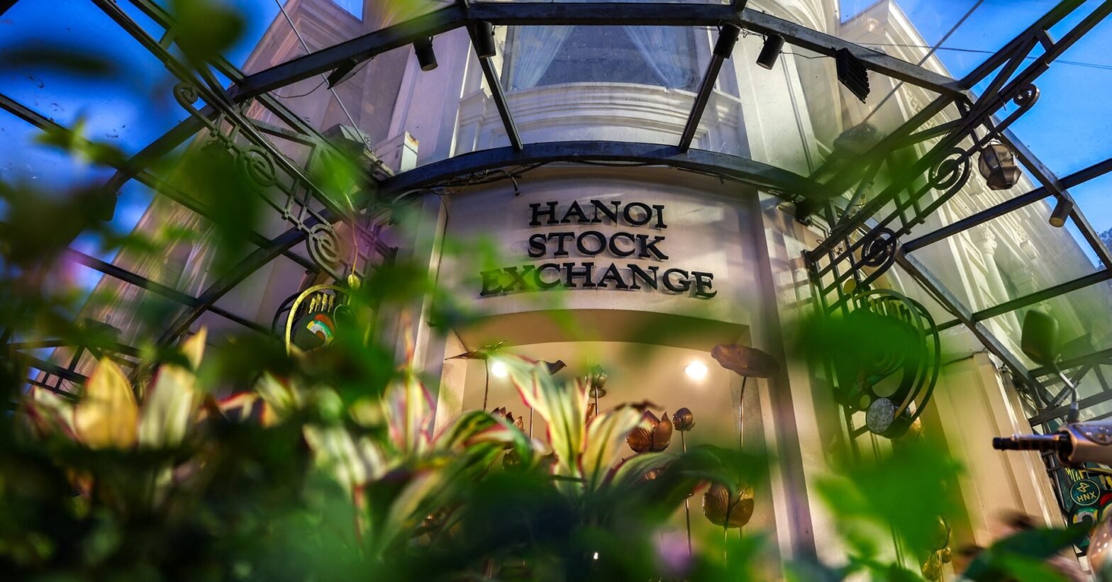 vietnam’s-stock-market-rises-on-signs-of-smooth-power-transition