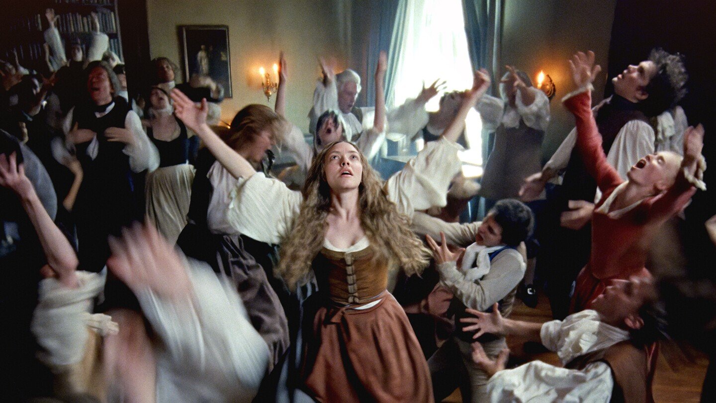 movie-review:-in-‘testament-of-ann-lee,’-a-blazing-amanda-seyfried-can-make-you-believe-anything