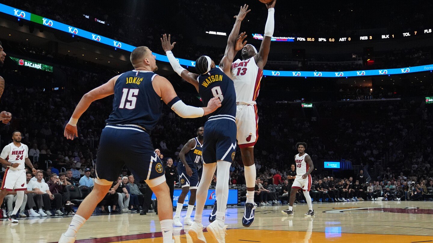 nuggets-star-nikola-jokic-hurts-left-knee,-limps-off-court-at-halftime-in-miami