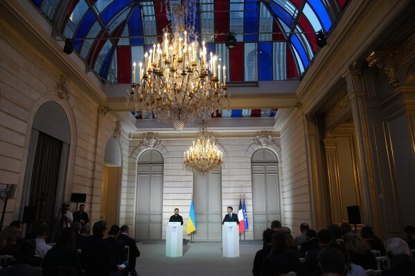 French President Emmanuel Macron, right, and Ukrainian President Volodymyr Zelenskyy give a joint press conference at the Elysee Palace in Paris, Monday, Dec 1, 2025. (AP Photo/Christophe Ena, Pool)
