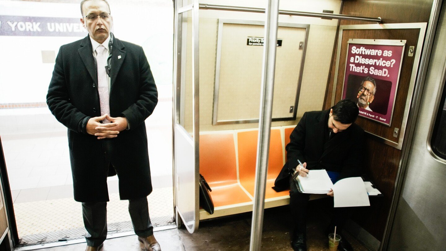 zohran-mamdani’s-first-full-day-as-nyc-mayor:-subway-rides,-new-offices-and-backlash-from-israel
