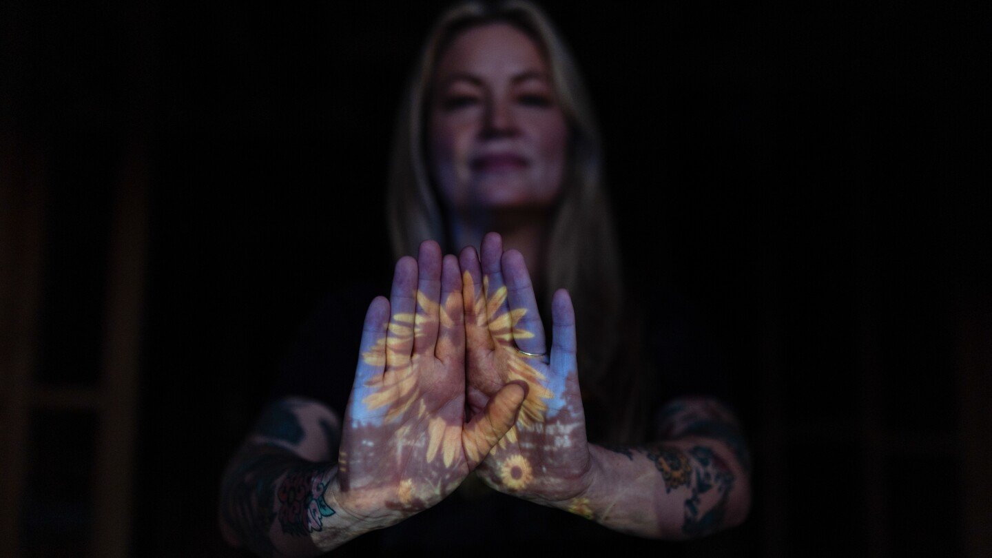 amid-wildfire-grief,-an-la-area-resident-sowed-sunflowers-and-hope-where-her-home-once-stood