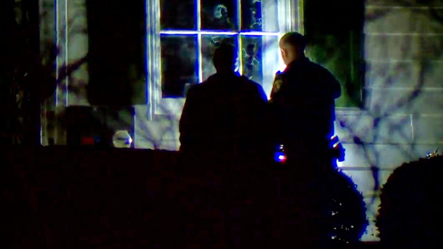 man-who-broke-windows-at-vance’s-ohio-home-is-detained,-the-secret-service-says