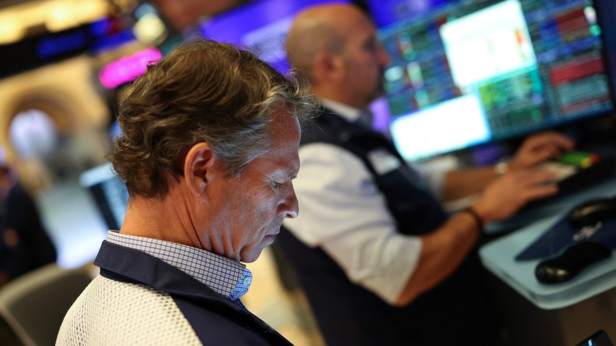 stock-market-today,-jan.-6:-nasdaq,-s&p-500-continue-new-year-rally