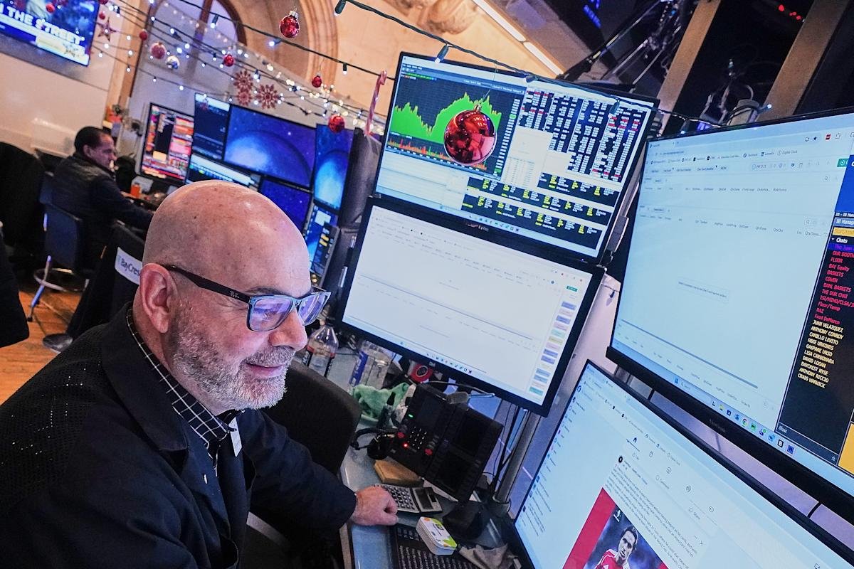 stock-market-today:-dow,-s&p-500,-nasdaq-edge-down-as-jobs-data,-trump’s-venezuela-oil-deal-take-focus