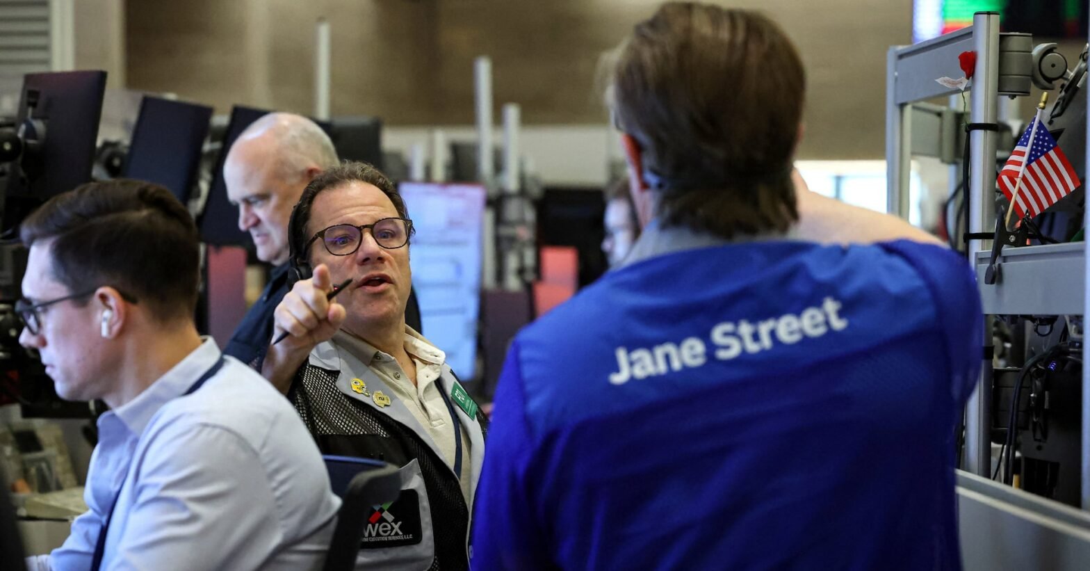 oil-falls,-stocks-mixed-after-trump-reveals-plan-for-venezuelan-oil