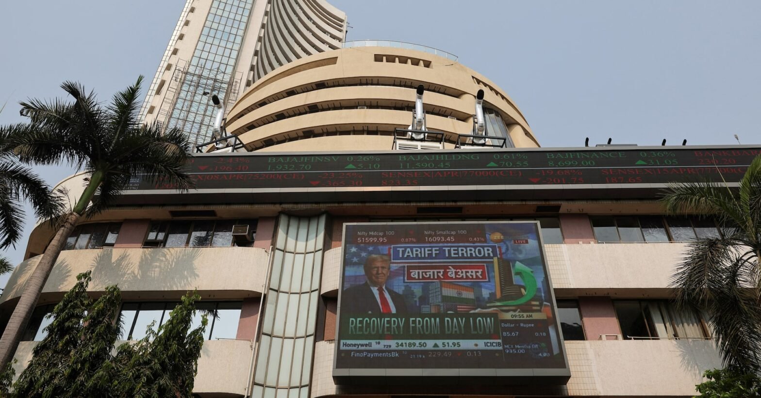 india-stock-benchmarks-set-for-muted-open-on-tariff-worries,-foreign-outflows