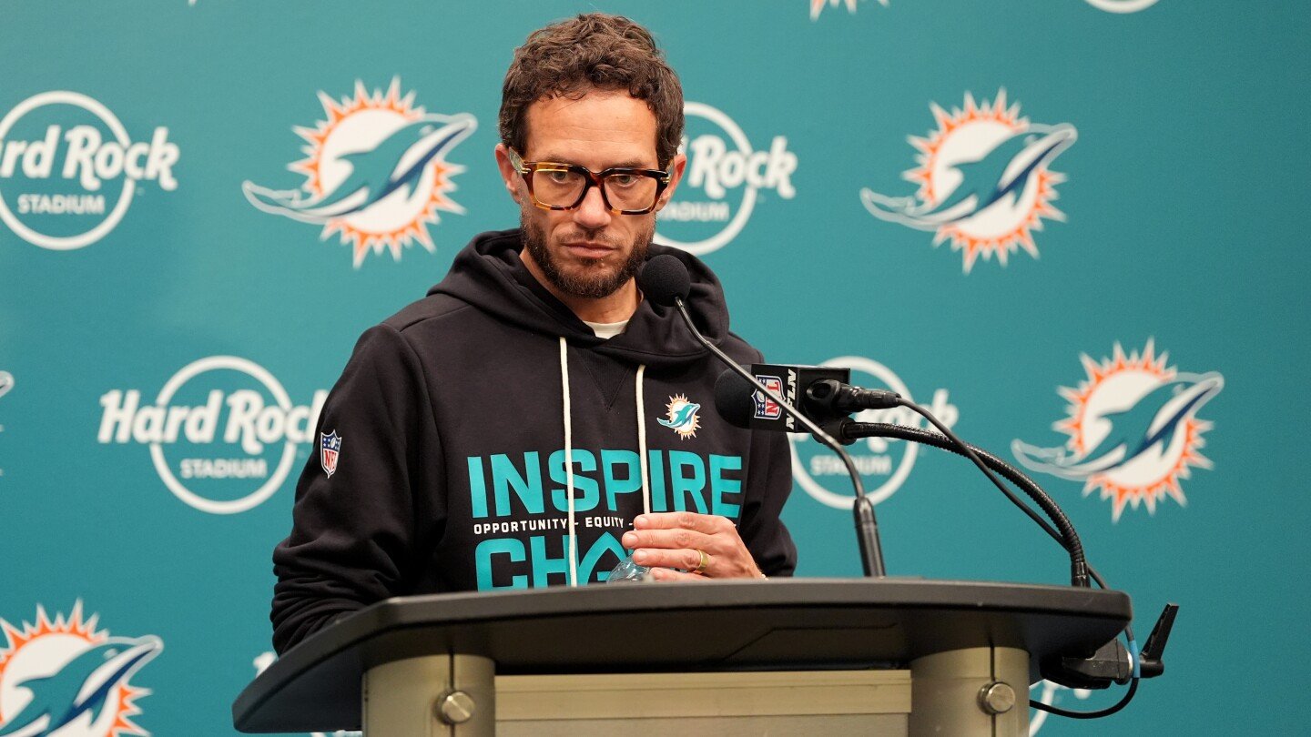 dolphins-fire-mike-mcdaniel-after-7-10-season-in-which-miami-missed-playoffs-for-a-2nd-straight-year