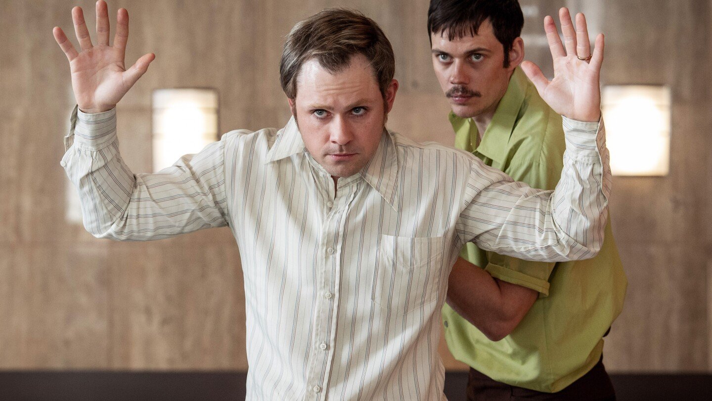 movie-review:-a-real-life-’70s-hostage-drama-crackles-in-gus-van-sant’s-‘dead-man’s-wire’