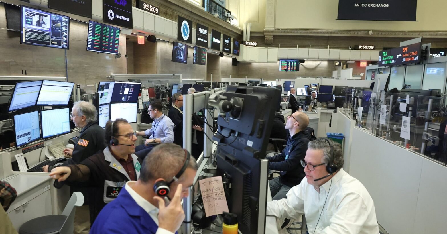 us-stock-futures-subdued-ahead-of-crucial-jobs-report,-tariff-ruling