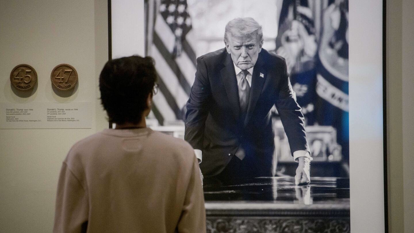 reference-to-trump’s-impeachments-is-removed-from-the-display-of-his-smithsonian-photo-portrait