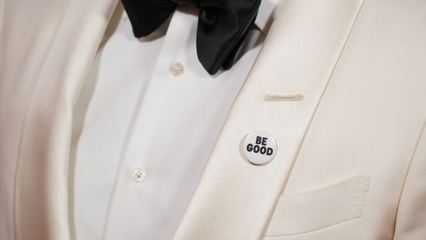 celebrities-wear-pins-protesting-ice-on-the-golden-globes-red-carpet