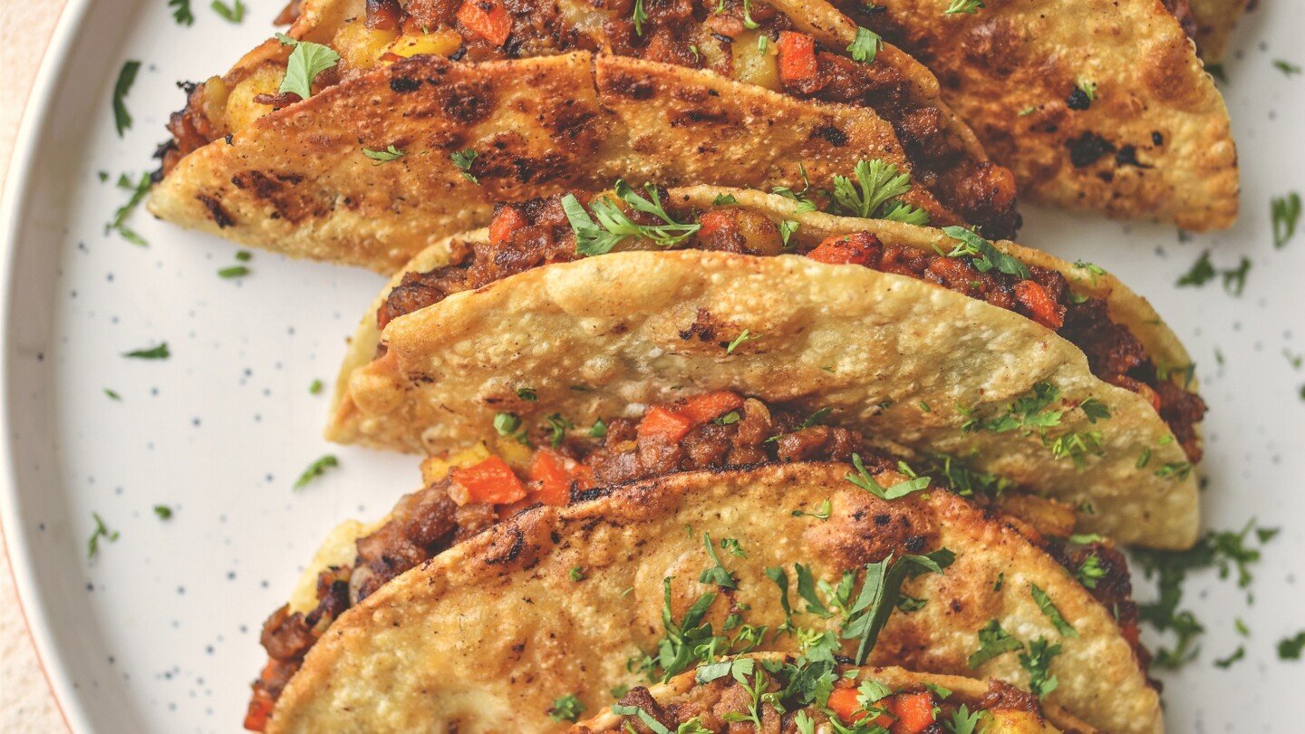 this-beef-taco-recipe-from-the-cookbook-‘plantas’-uses-salsa-for-seasoning-the-meat