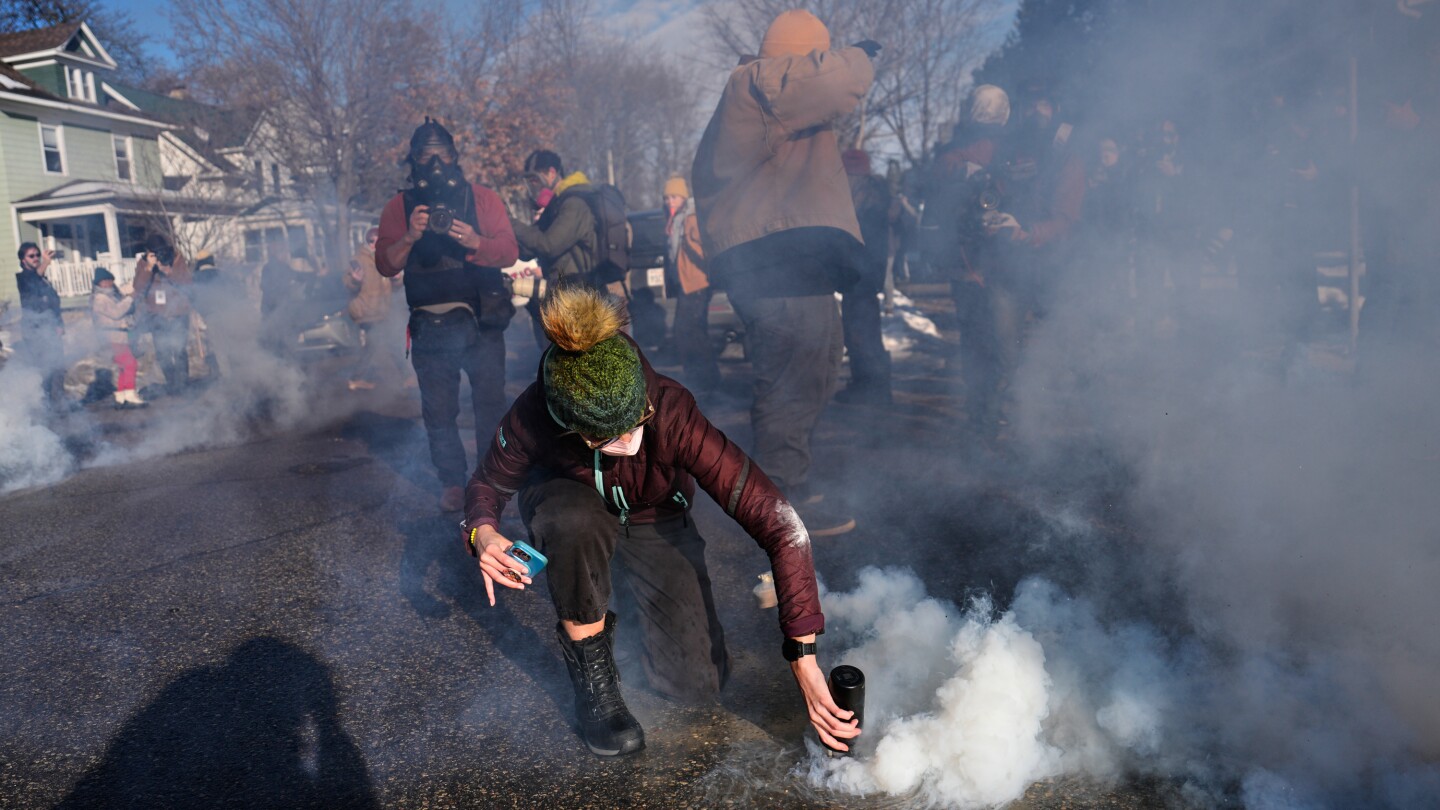 tensions-flare-in-minnesota-as-protesters-and-federal-agents-repeatedly-square-off