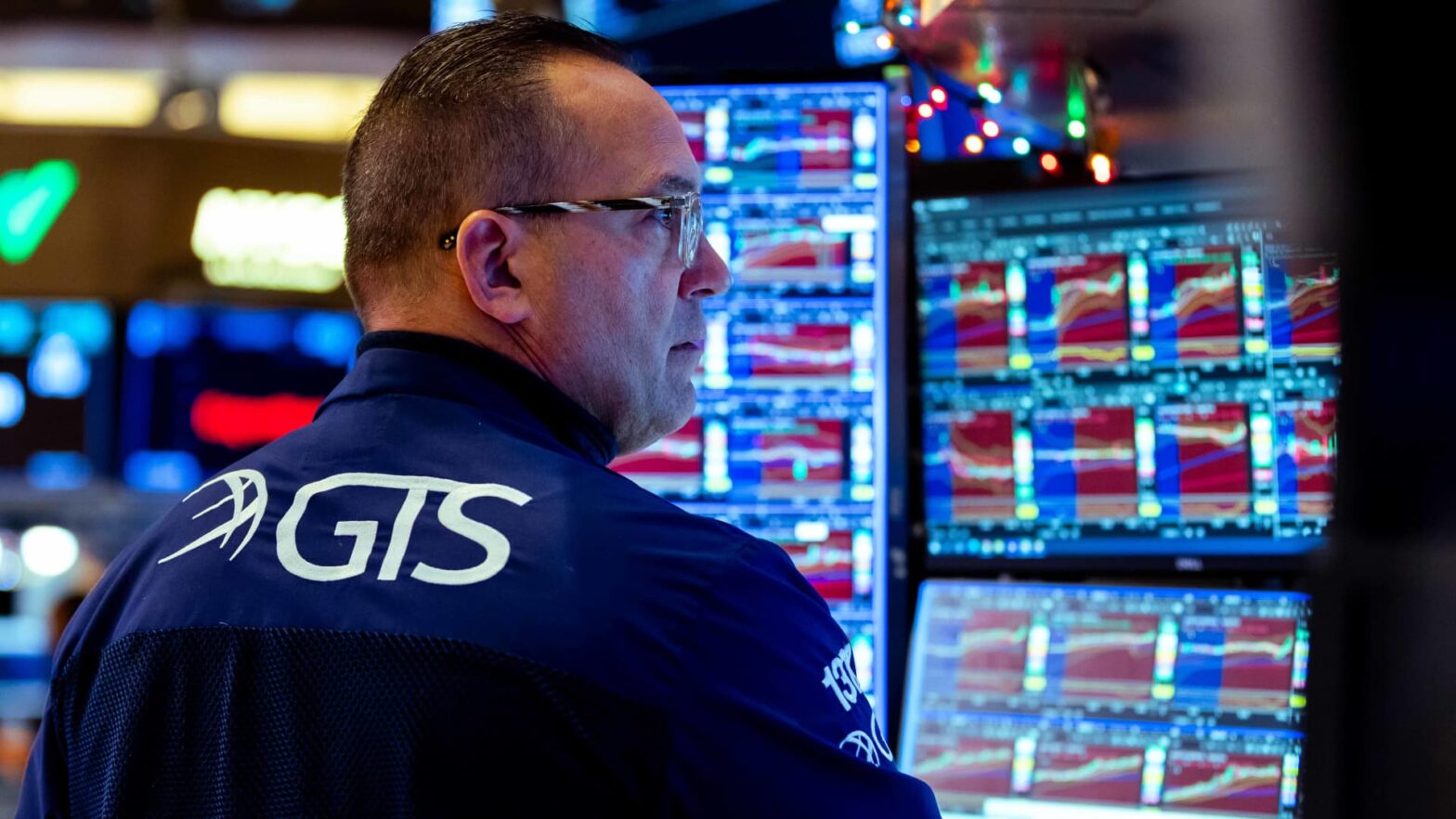 stock-futures-are-flat-as-traders-look-ahead-to-more-bank-earnings:-live-updates