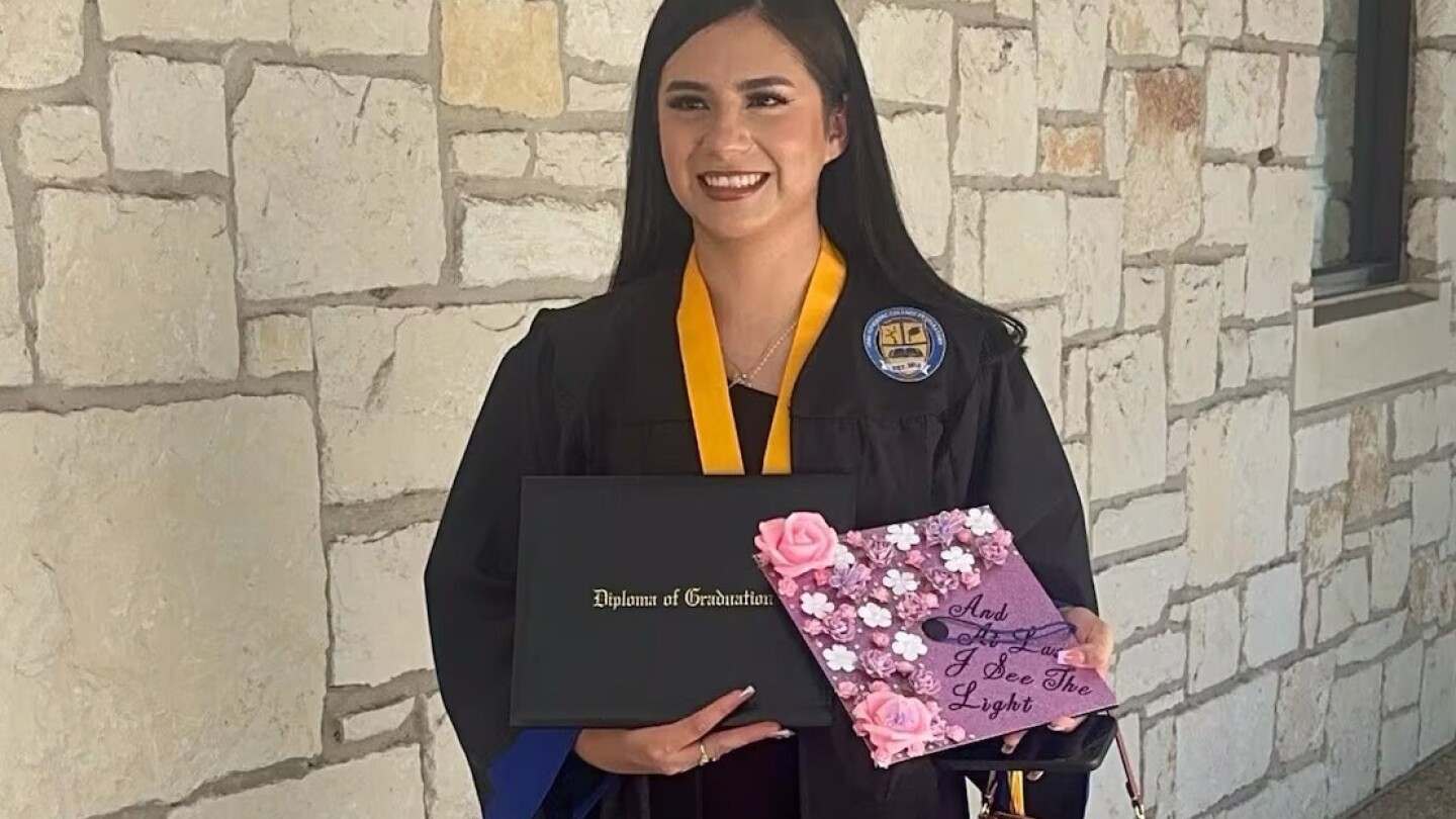 us-apologizes-for-deporting-a-college-student-flying-home-for-thanksgiving-surprise