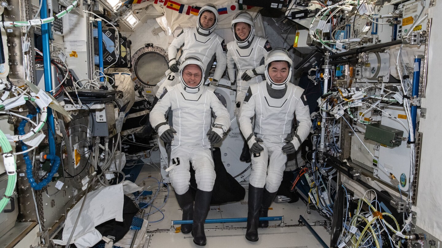 nasa-sends-4-astronauts-back-to-earth-in-first-medical-evacuation