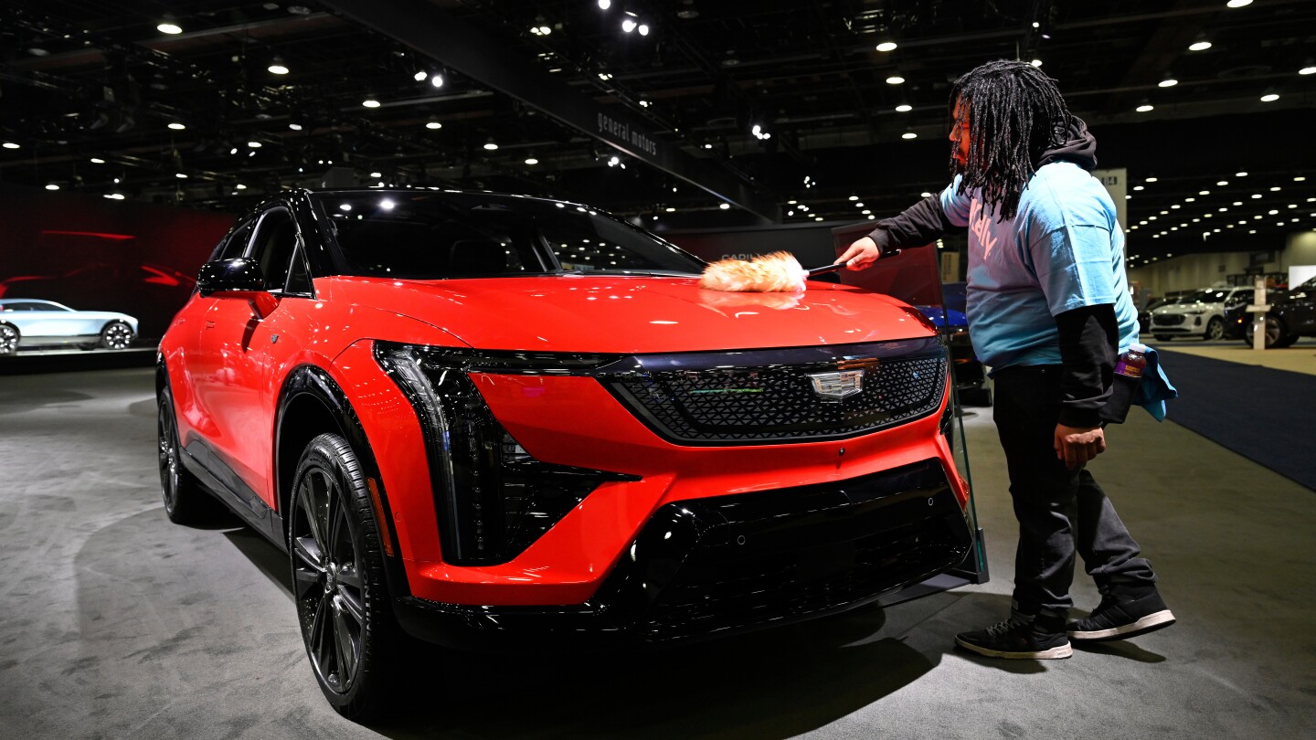 at-detroit-auto-show,-spotlight-dims-for-evs