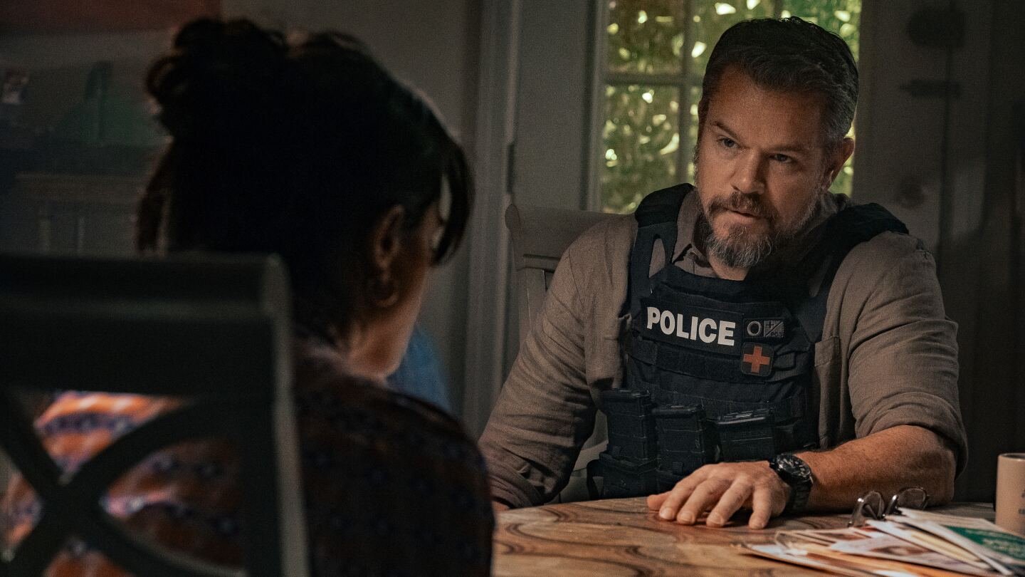 movie-review:-in-‘the-rip,’-cops-both-good-and-dirty-find-millions-in-cash