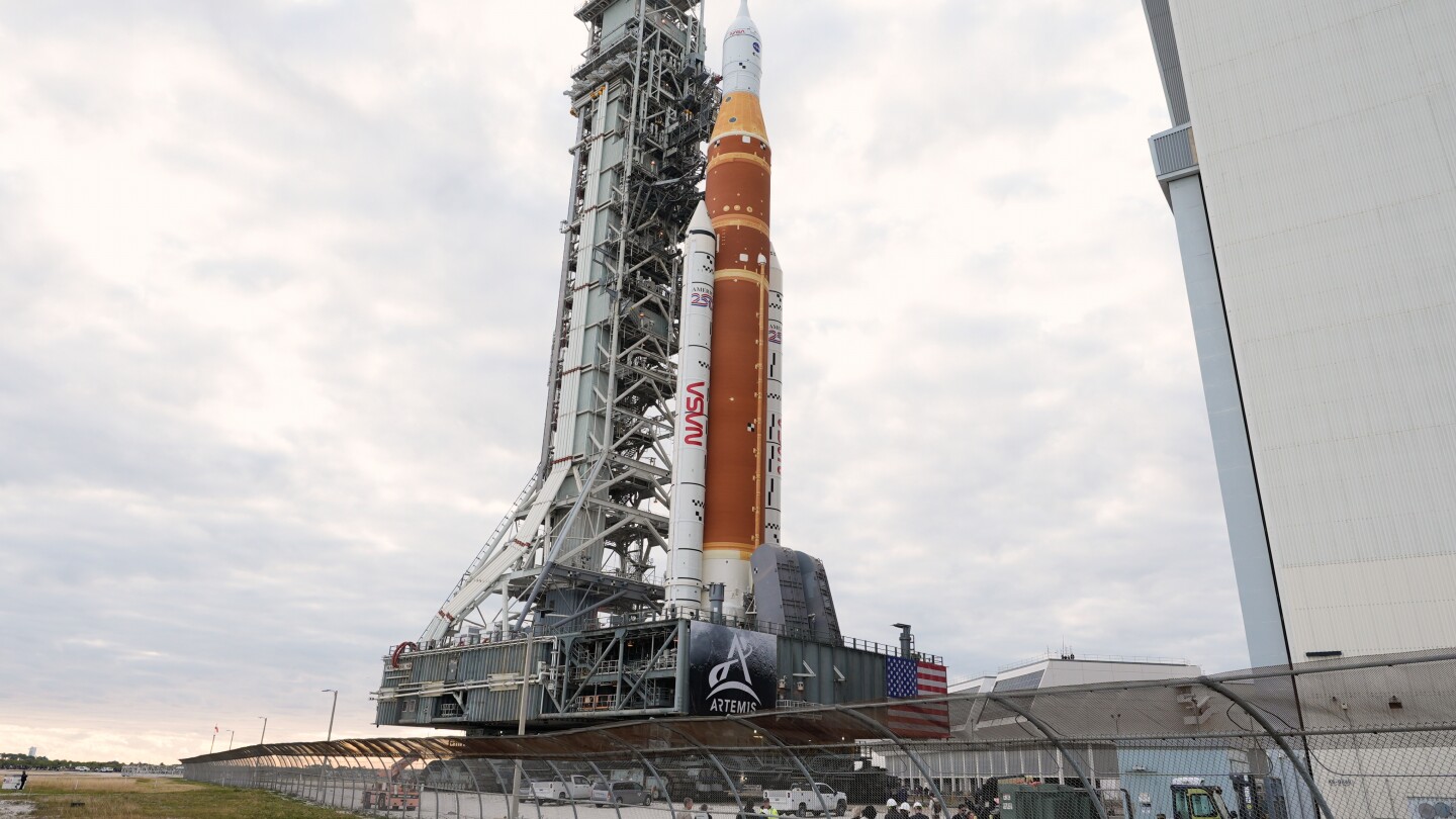nuevo-cohete-lunar-de-nasa-se-dirige-a-plataforma-para-lanzamiento-de-programado-para-febrero