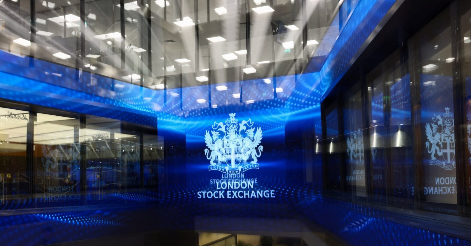 london-stocks-fall-after-trump-issues-tariff-threat-to-european-nations