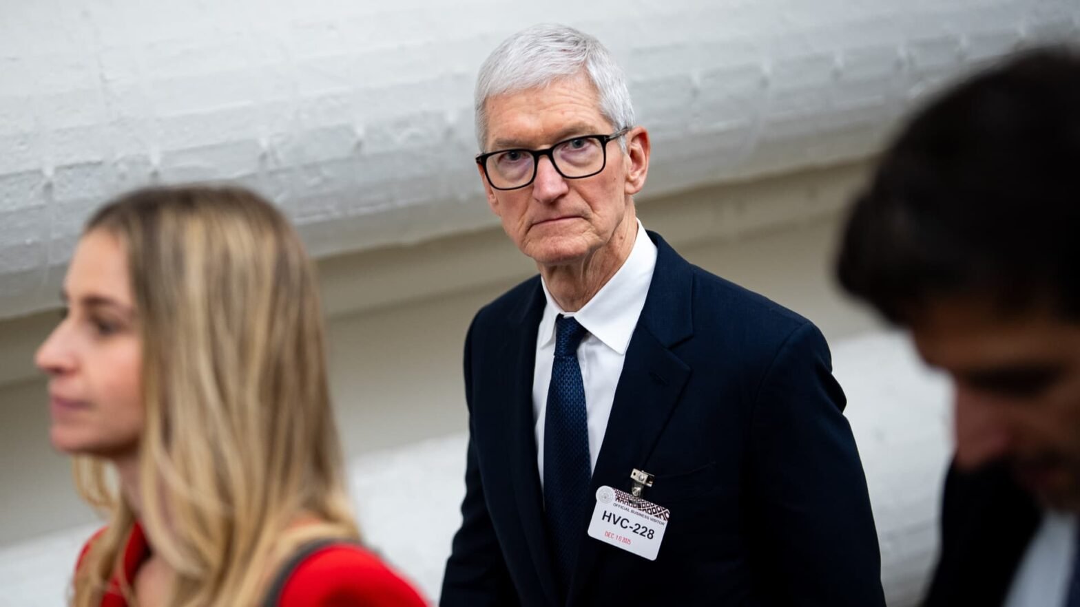 how-investors-should-play-apple-stock-as-it-looks-to-break-7-week-losing-streak