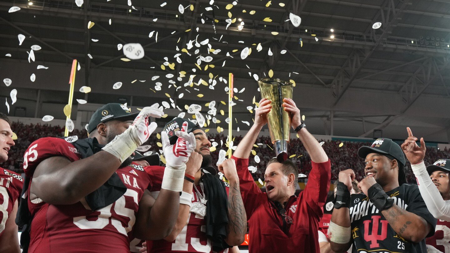 no.-1-indiana-tops-final-ap-top-25-football-poll-of-season-as-big-ten’s-title-run-reaches-3-straight