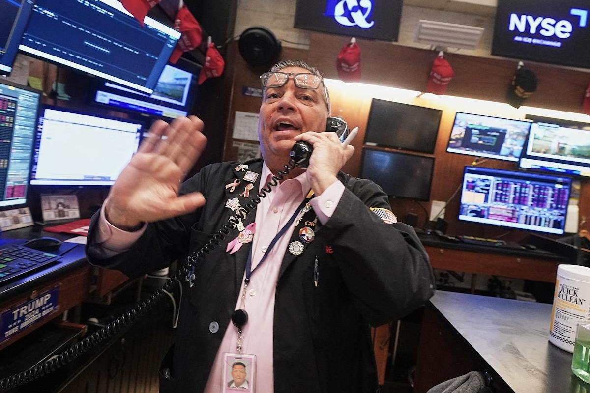 stock-market-today:-dow-plummets-800-points,-s&p-500,-nasdaq-sink-over-2%-as-trump’s-greenland-threats-clobber-stocks