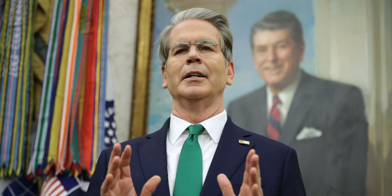 bessent:-deutsche-bank-ceo-doesn’t-stand-by-analyst-report-saying-europeans-could-dump-treasury-securities