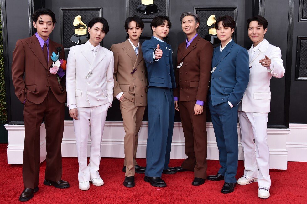 mexico’s-president-joins-army-fan-base-in-bts-concert-push