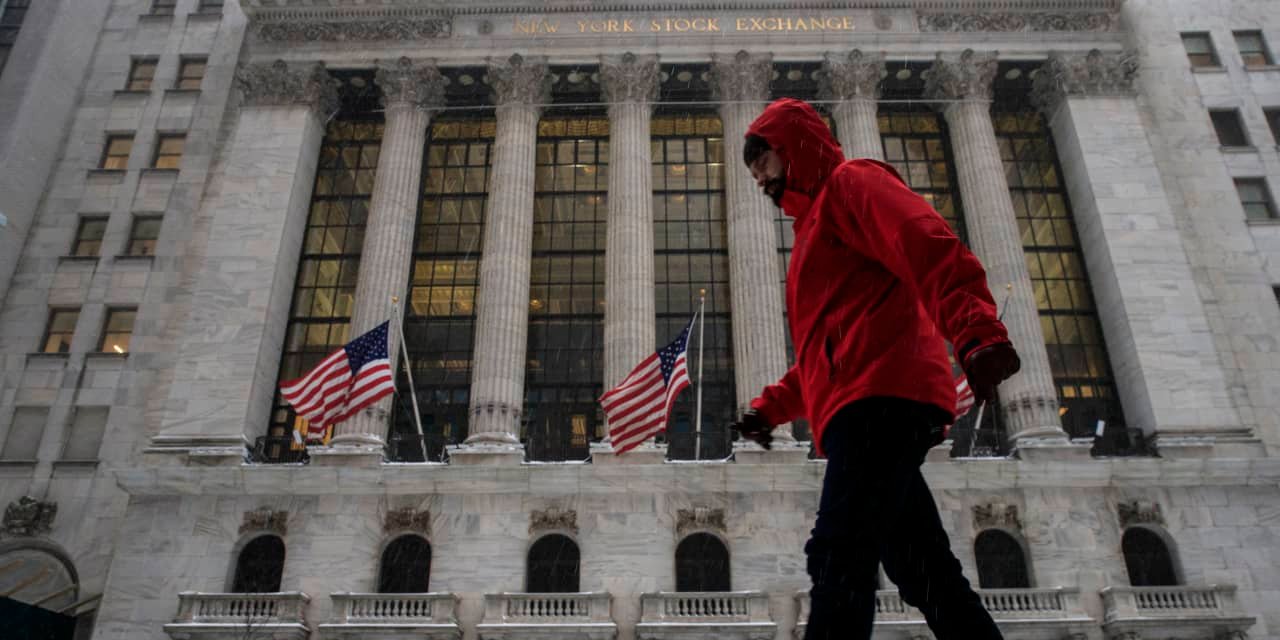 investors-may-be-led-into-a-trap-as-stock-market-discards-new-tariff-threats,-analyst-warns