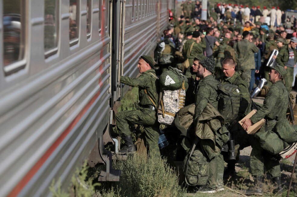 russia-offers-cash-bonuses,-frees-prisoners-and-lures-foreigners-to-replenish-its-troops-in-ukraine