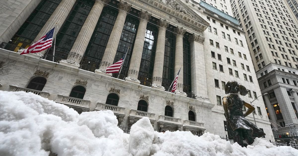 wall-street-drifts-around-its-record-while-the-dollar’s-value-stabilizes