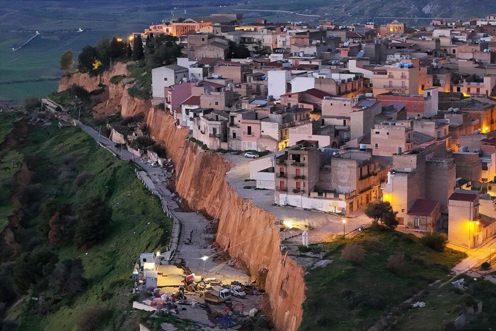 huge-landslide-cleaves-off-the-edge-of-a-town-in-sicily-and-forces-the-evacuation-of-1,500-people