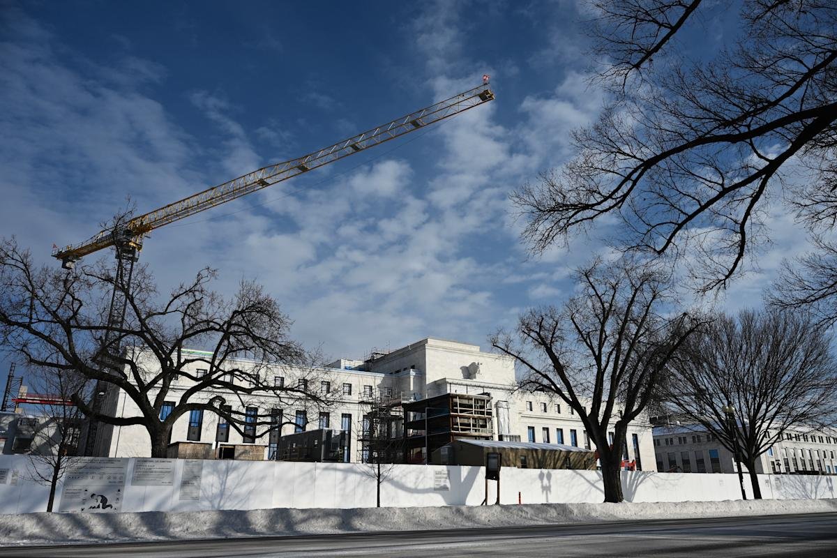 stock-market-today:-dow,-s&p-500,-nasdaq-waver-as-fed-holds-rates-steady,-big-tech-earnings-loom