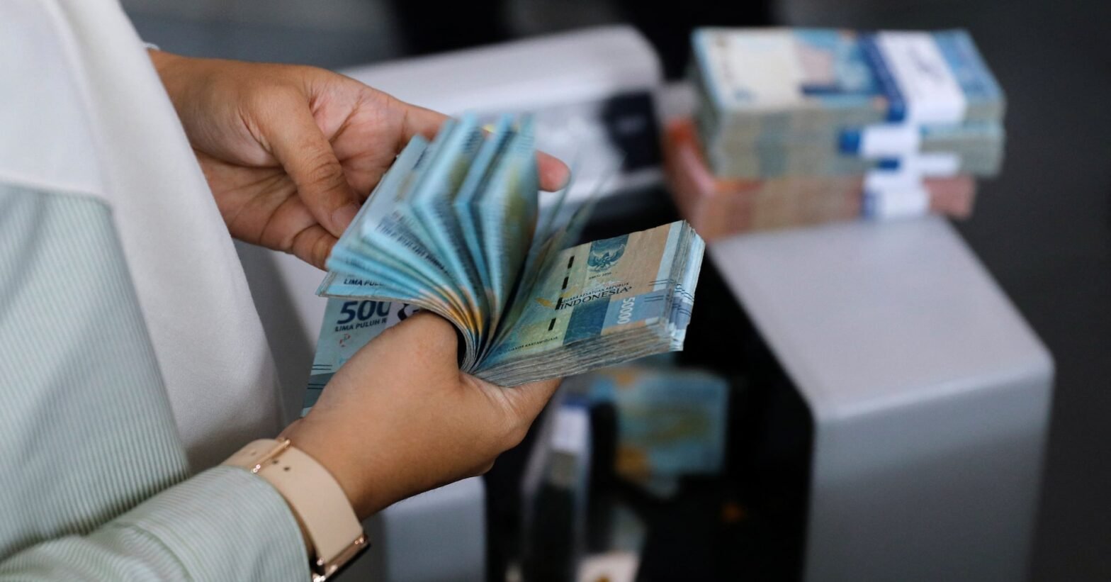 indonesia-stocks-tank-as-downgrade-risk-triggers-capital-flight