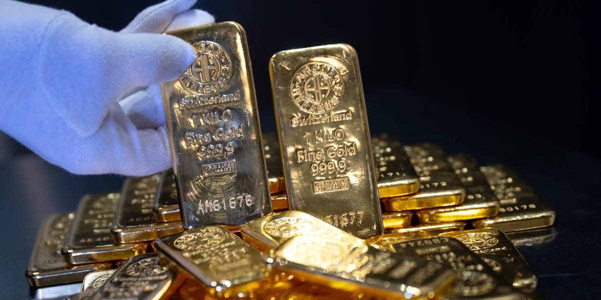 stock-market-outlook:-bear-signal-flashing-for-first-time-in-20-years-with-gold