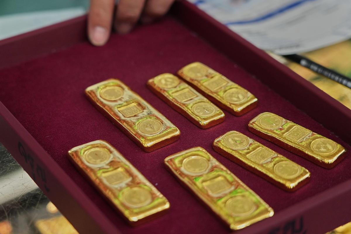 gold-tumbles-to-$5,300,-silver-sinks-from-record-as-precious-metals-rally-enters-‘dangerous-phase’