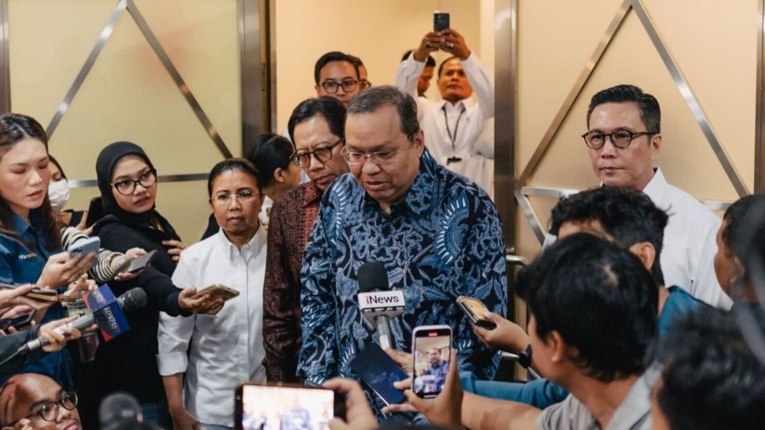 indonesia’s-stock-exchange-head-resigns-after-market-turmoil