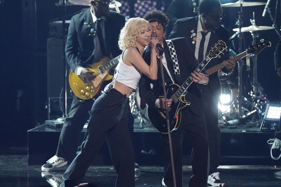 the-grammys-had-lots-of-mars,-carpenter-soaring-and-a-near-naked-bieber.-here-are-some-key-moments