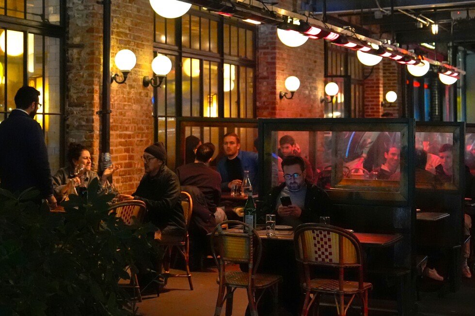 the-wealthy-ramp-up-spending-while-other-americans-tread-water,-new-study-finds